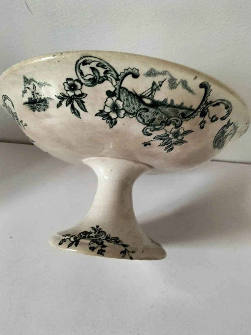 coupe sur piédouche en faïence fine – Manufacture de Grigny vers 1830–1860