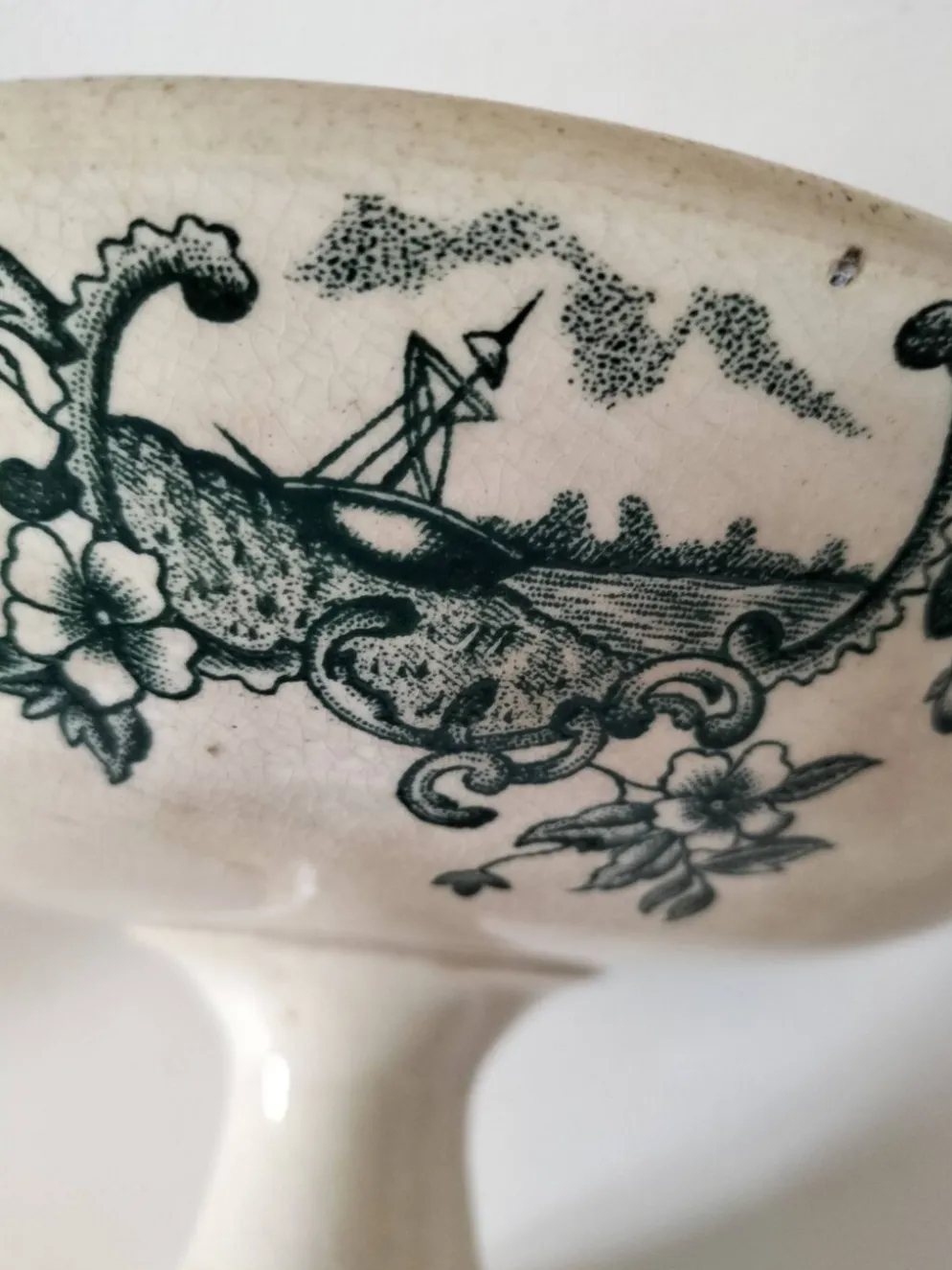 coupe sur piédouche en faïence fine – Manufacture de Grigny vers 1830–1860