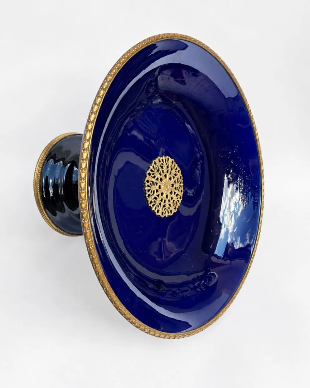 Coupe sur piédouche en porcelaine bleu cobalt, style Sèvres, fin XIXe