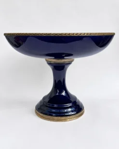 Coupe sur piédouche en porcelaine bleu cobalt, style Sèvres, fin XIXe