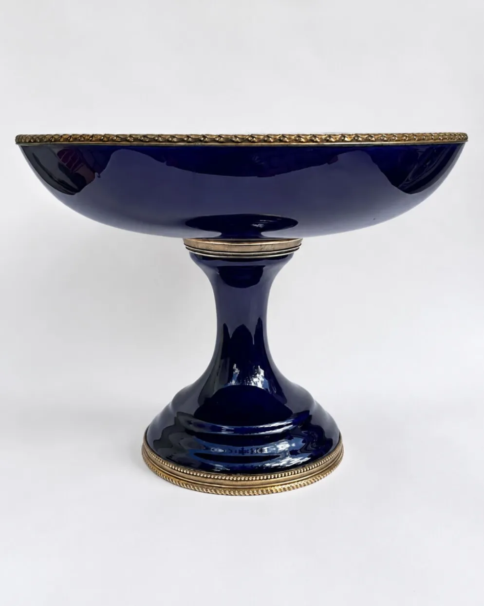 Coupe sur piédouche en porcelaine bleu cobalt, style Sèvres, fin XIXe