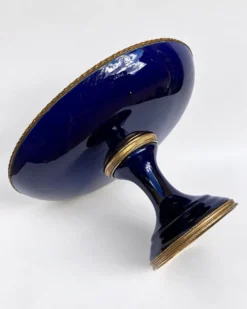 Coupe sur piédouche en porcelaine bleu cobalt, style Sèvres, fin XIXe