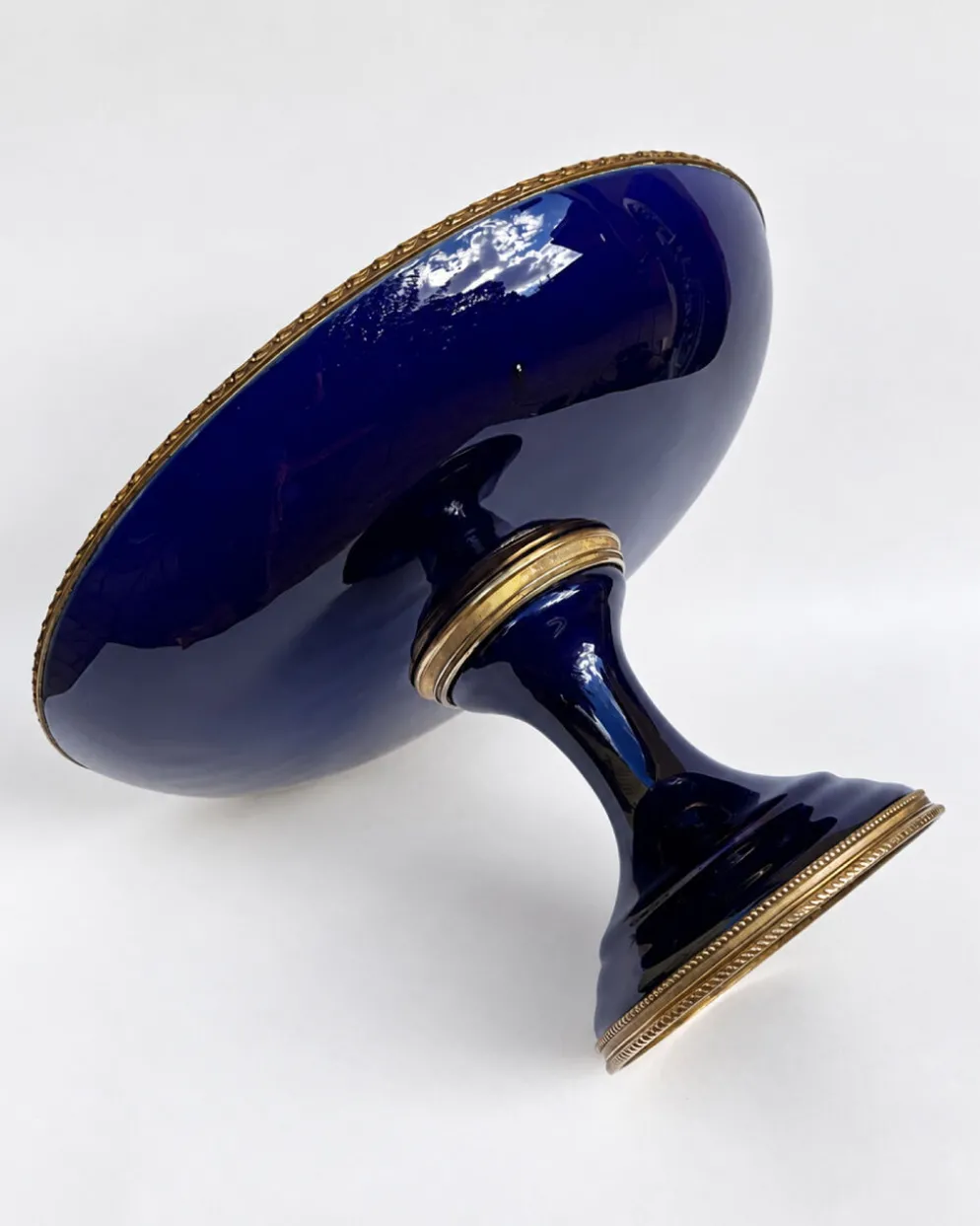 Coupe sur piédouche en porcelaine bleu cobalt, style Sèvres, fin XIXe