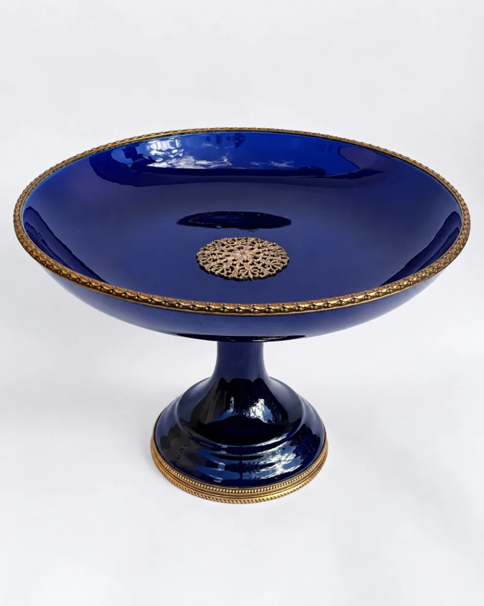 Coupe sur piédouche en porcelaine bleu cobalt, style Sèvres, fin XIXe