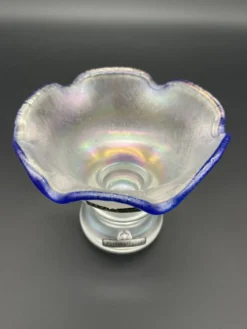 Coupe sur pied Eisch en verre nacré, bord bleu