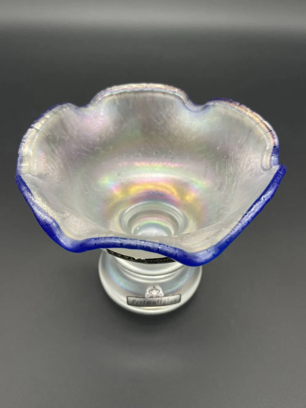 Coupe sur pied Eisch en verre nacré, bord bleu