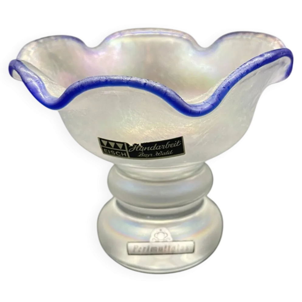 Coupe sur pied Eisch en verre nacré, bord bleu