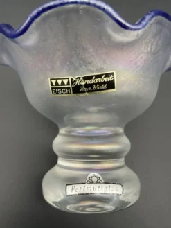Coupe sur pied Eisch en verre nacré, bord bleu