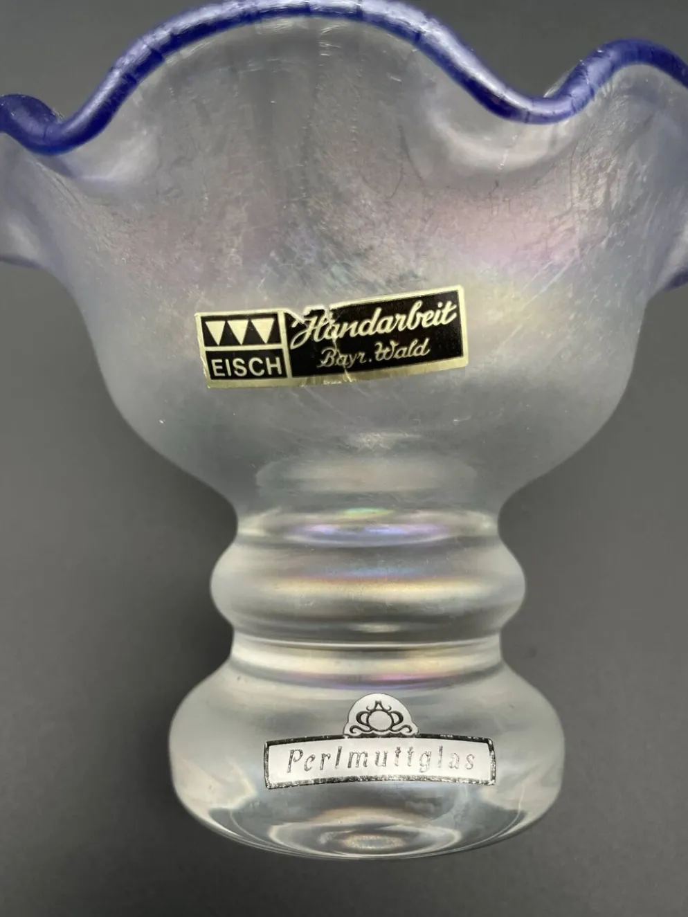 Coupe sur pied Eisch en verre nacré, bord bleu