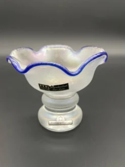 Coupe sur pied Eisch en verre nacré, bord bleu