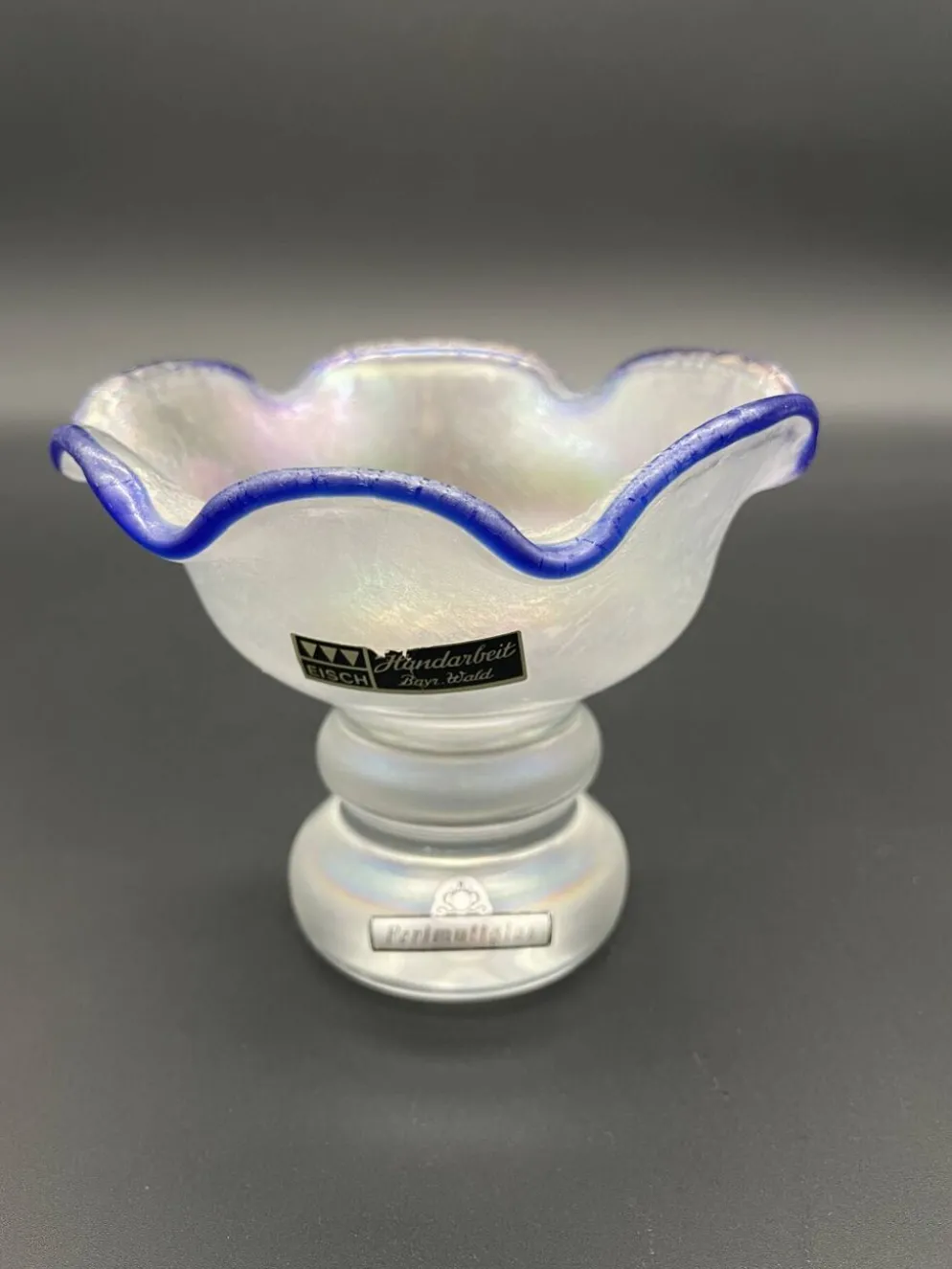 Coupe sur pied Eisch en verre nacré, bord bleu