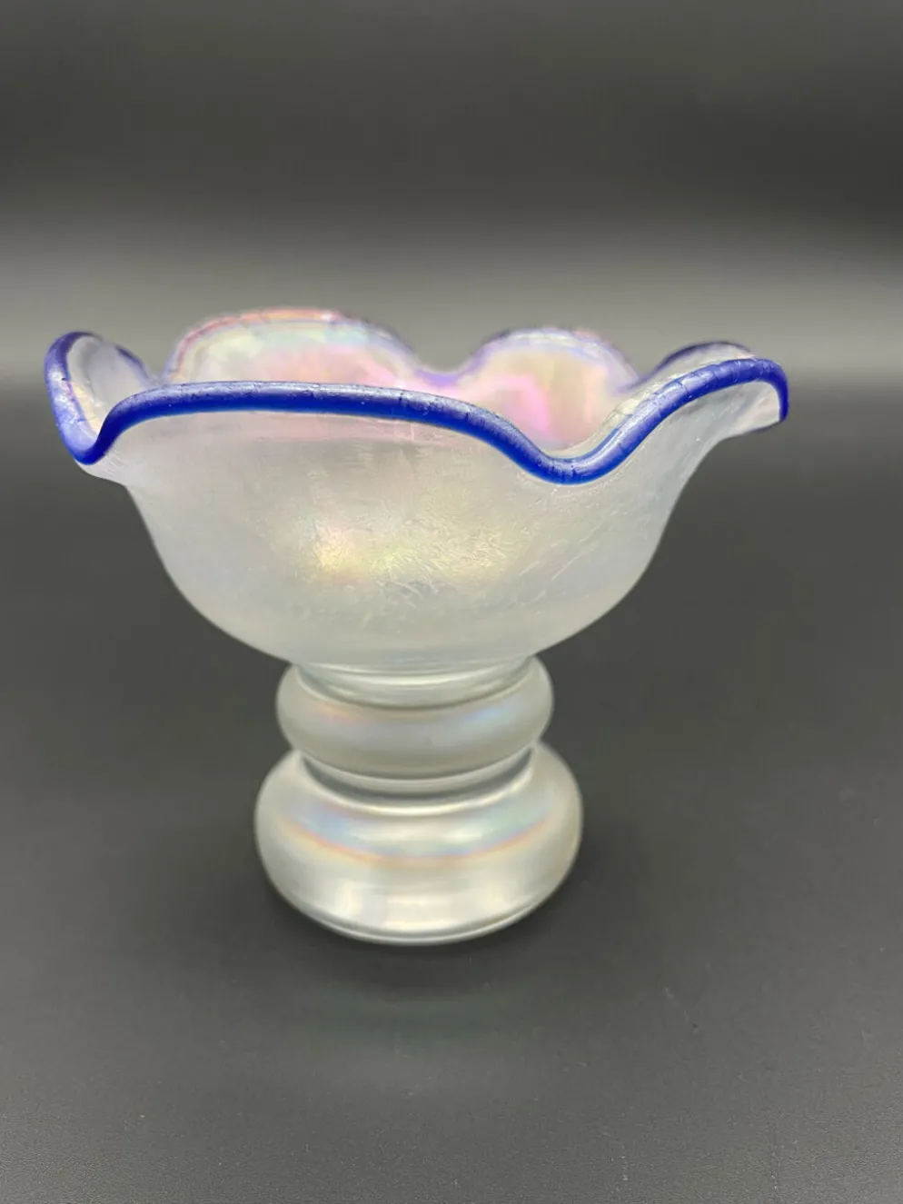 Coupe sur pied Eisch en verre nacré, bord bleu