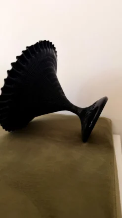 Coupe sur pied en verre opalin noir