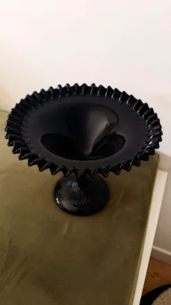 Coupe sur pied en verre opalin noir