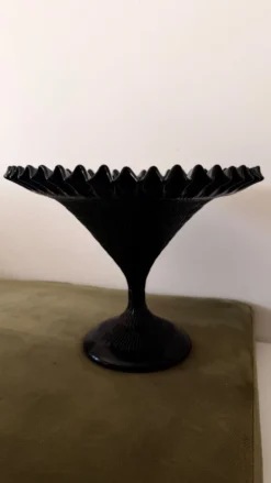 Coupe sur pied en verre opalin noir
