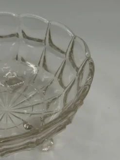 Coupe sur pied vintage en verre pressé, bord festonné taillé diamant