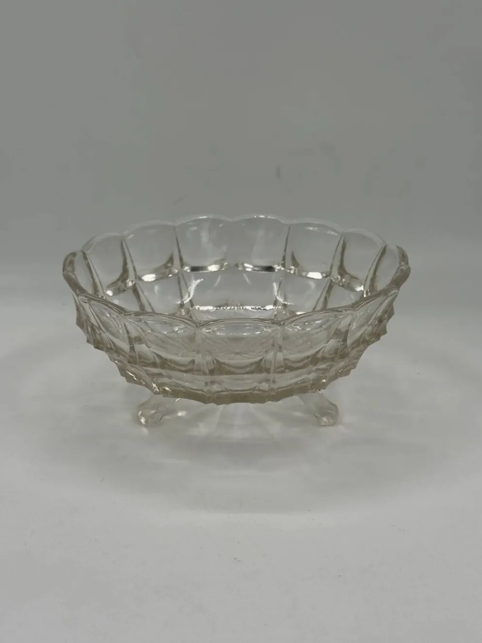 Coupe sur pied vintage en verre pressé, bord festonné taillé diamant