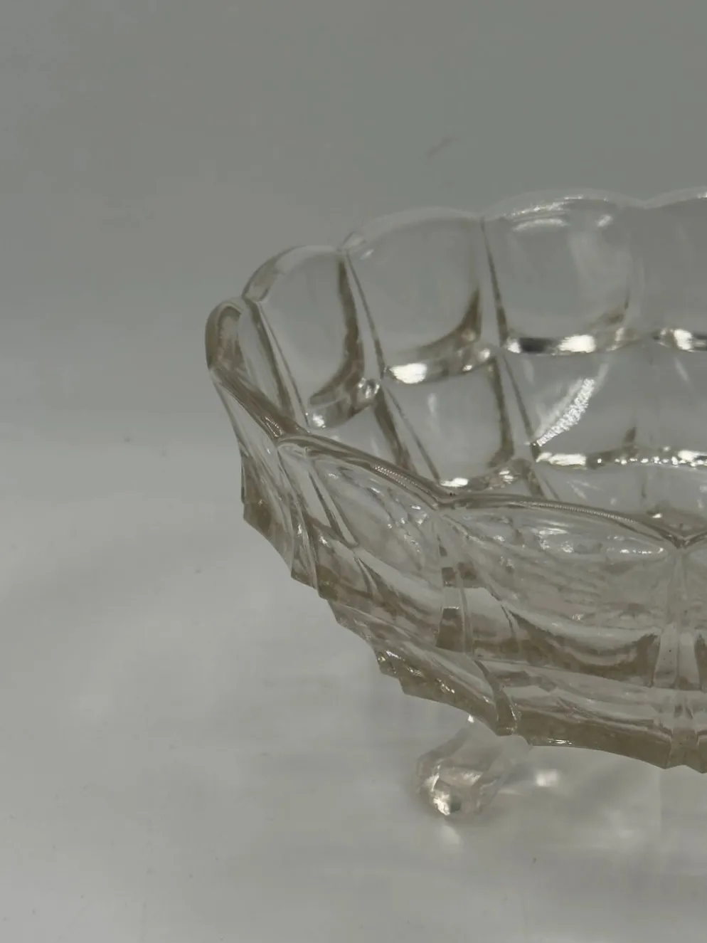 Coupe sur pied vintage en verre pressé, bord festonné taillé diamant
