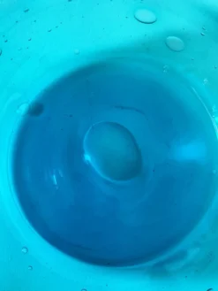 Coupe vintage en verre bullé bleu turquoise