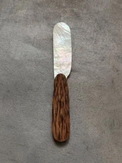Couteau en nacre