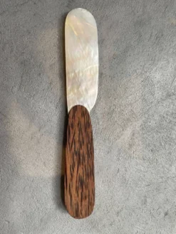 Couteau en nacre