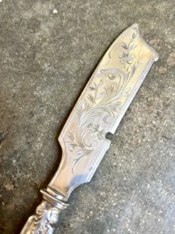 Couteau à mignardise, couvert de service en argent