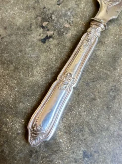 Couteau à mignardise, couvert de service en argent