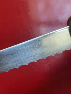 Couteau à pain trompe l’œil forme baguette Cuzin