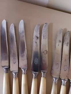 Couteaux anciens en bakélite et acier .