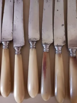 Couteaux anciens en bakélite et acier .