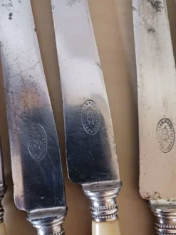 Couteaux anciens en bakélite et acier .