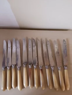 Couteaux anciens en bakélite et acier .