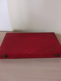 Couteaux anciens en bakélite et acier .