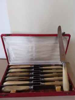 Couteaux anciens en bakélite et acier .