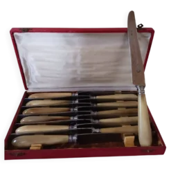 Couteaux anciens en bakélite et acier .