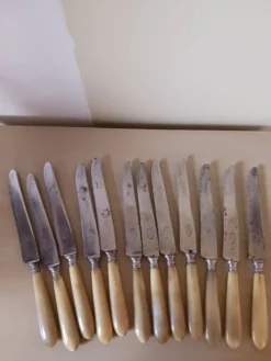 Couteaux anciens en bakélite et acier .