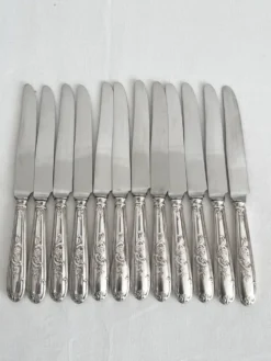 12 couteaux anciens en métal argenté décor acanthe coquille lame inox