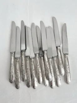 12 couteaux anciens en métal argenté décor acanthe coquille lame inox
