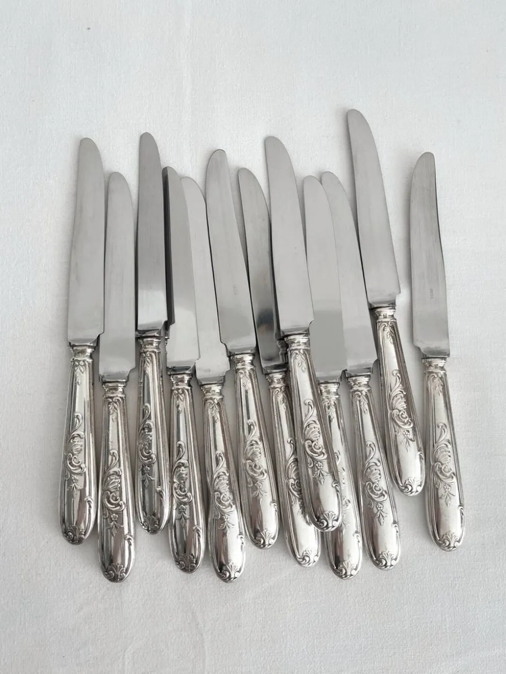 12 couteaux anciens en métal argenté décor acanthe coquille lame inox
