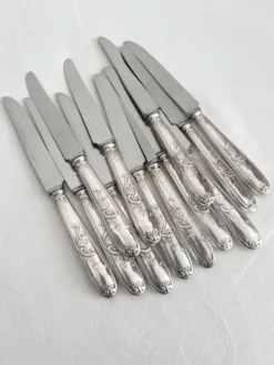 12 couteaux anciens en métal argenté décor acanthe coquille lame inox