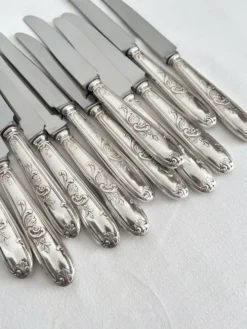 12 couteaux anciens en métal argenté décor acanthe coquille lame inox