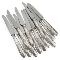 12 couteaux anciens en métal argenté décor acanthe coquille lame inox