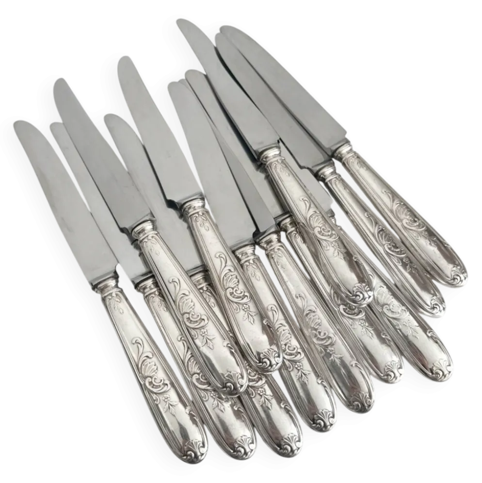 12 couteaux anciens en métal argenté décor acanthe coquille lame inox