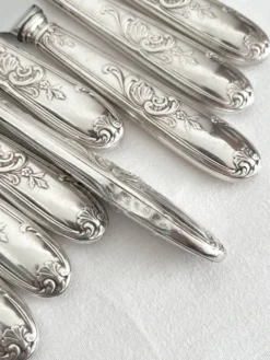 12 couteaux anciens en métal argenté décor acanthe coquille lame inox