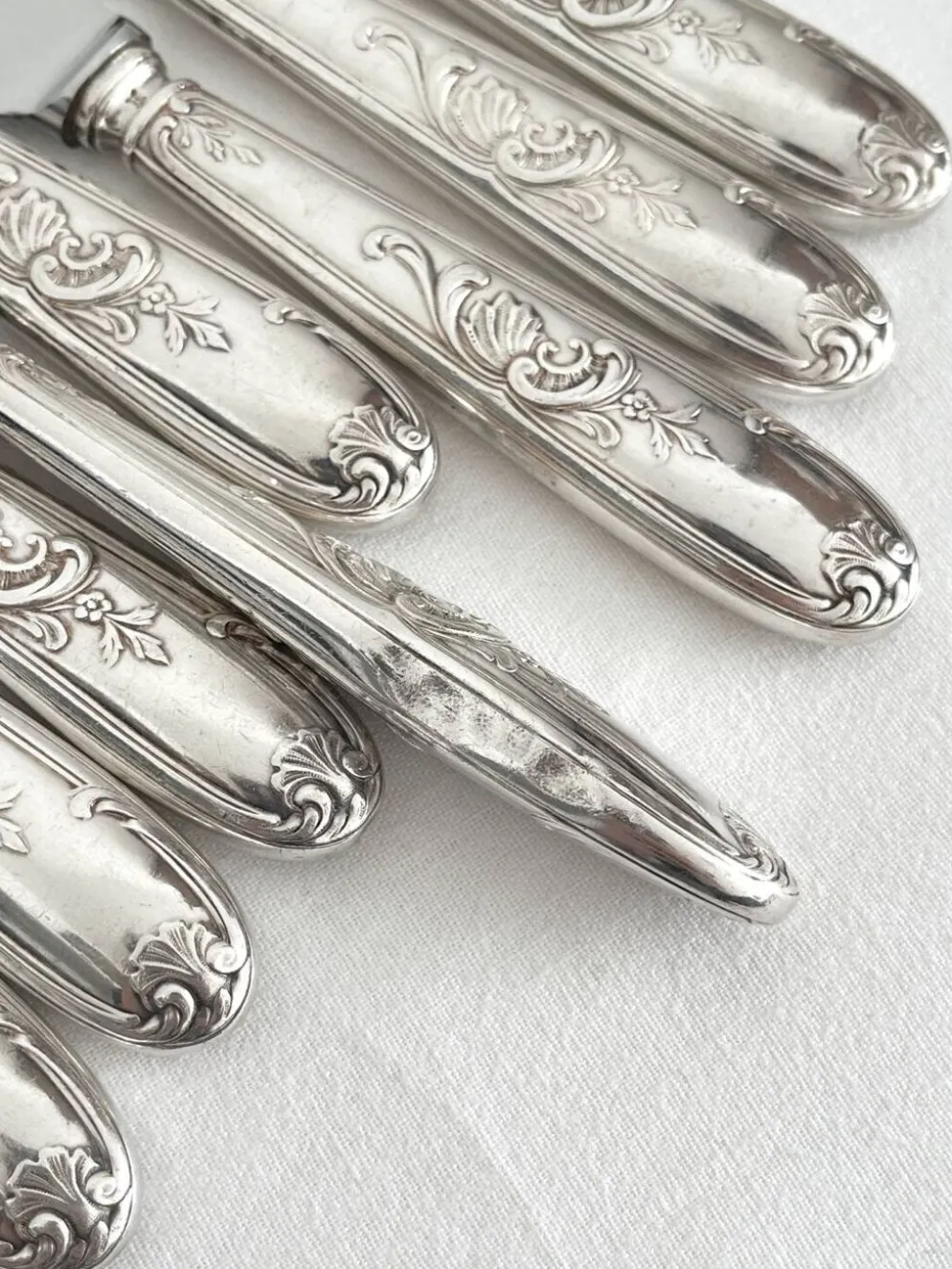 12 couteaux anciens en métal argenté décor acanthe coquille lame inox
