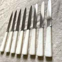 8 couteaux anciens inoxydables