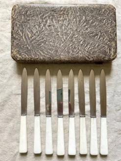 8 couteaux anciens inoxydables