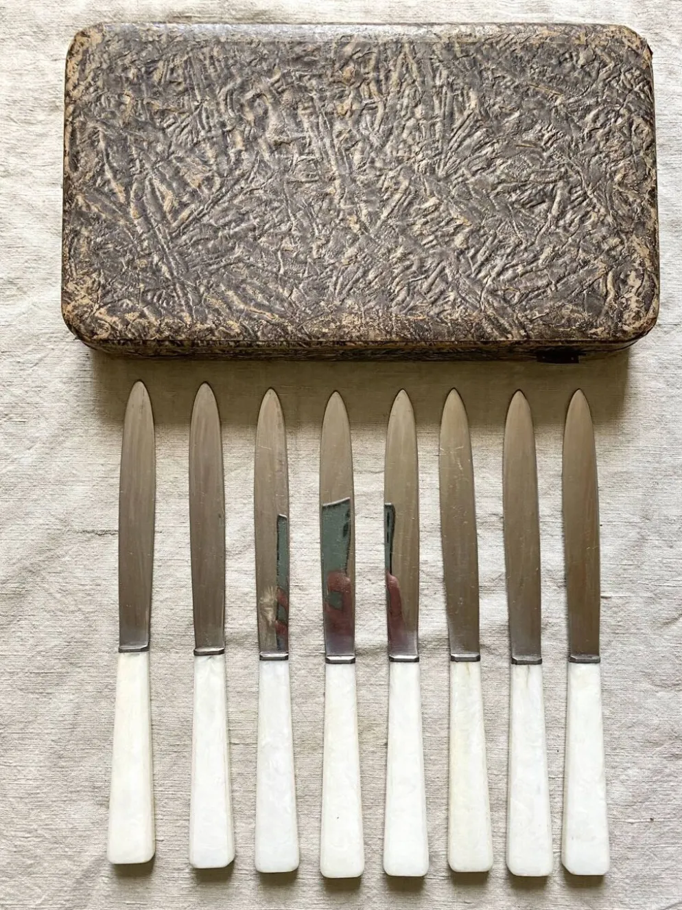 8 couteaux anciens inoxydables