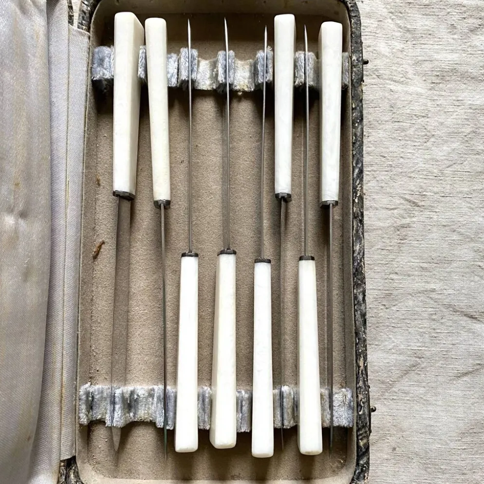 8 couteaux anciens inoxydables