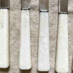 8 couteaux anciens inoxydables